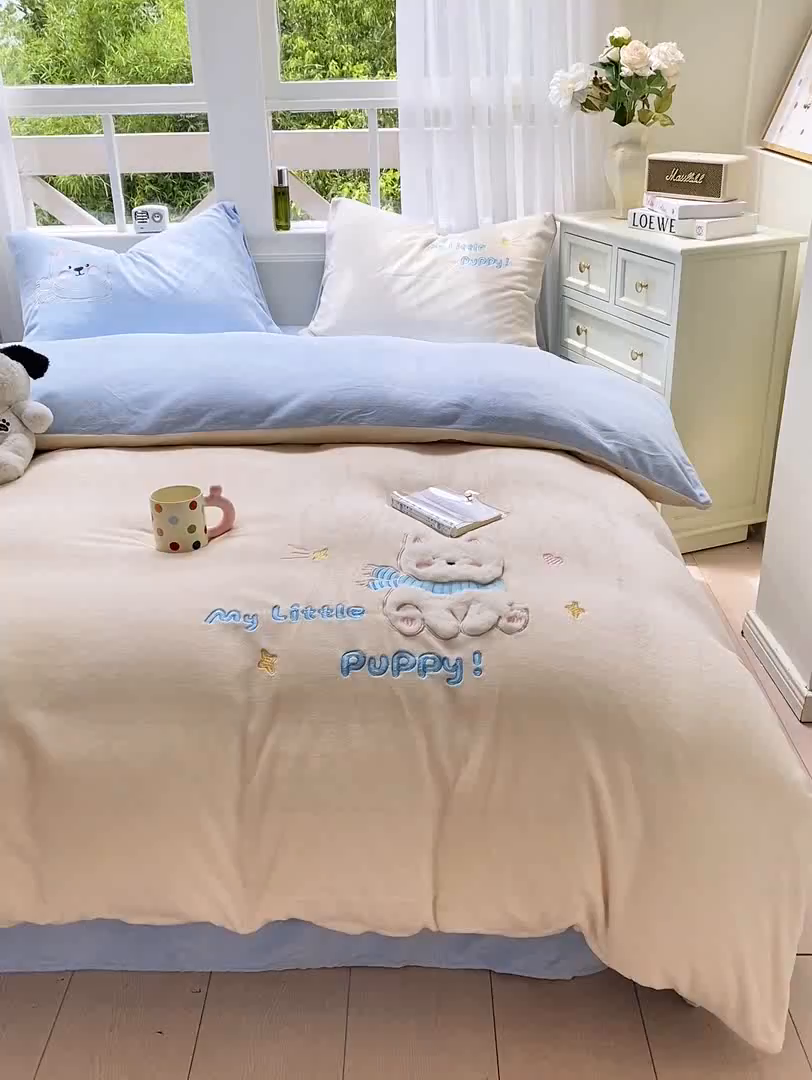 91家纺网 家纺一手货源 找家纺 雨帆家纺 2025新款可爱卡通牛奶绒贴布绣四件套 奶油蓝西高地