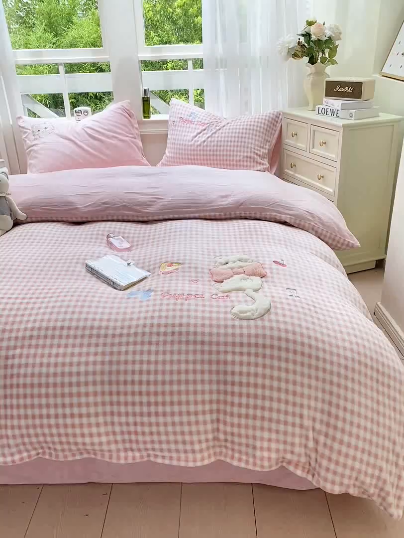 91家纺网 家纺一手货源 找家纺 （总）雨帆家纺 2025新款可爱卡通牛奶绒贴布绣四件套