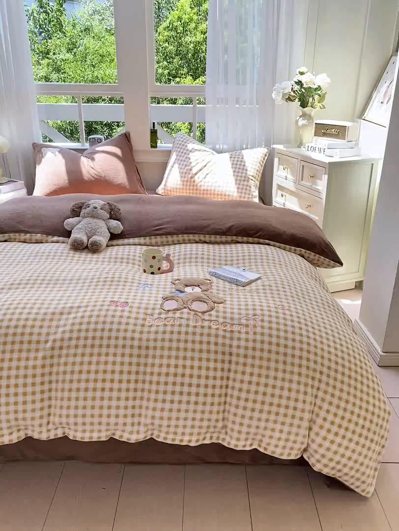 91家纺网 家纺一手货源 找家纺 雨帆家纺 2025新款可爱卡通牛奶绒贴布绣四件套 黄格+咖小熊