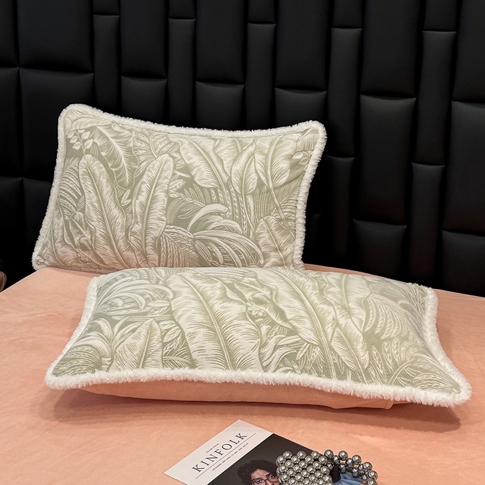 91家纺网 家纺一手货源 找家纺 鹿辉家居（原吉欧力） 2025新款牛奶绒立体雕花兔毛绒包边单品被套 暖意浓浓