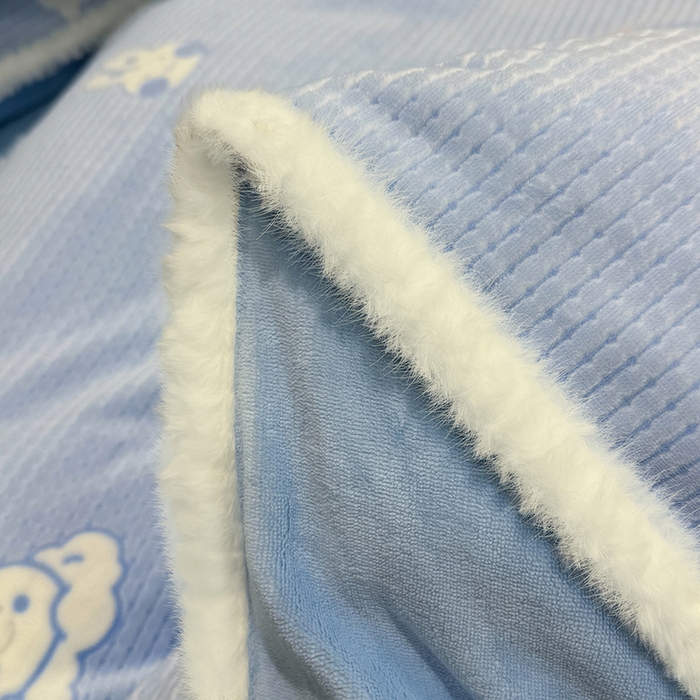 91家纺网 家纺一手货源 找家纺 鹿辉家居（原吉欧力） 2025新款牛奶绒立体雕花兔毛绒包边单品被套 云中小兔