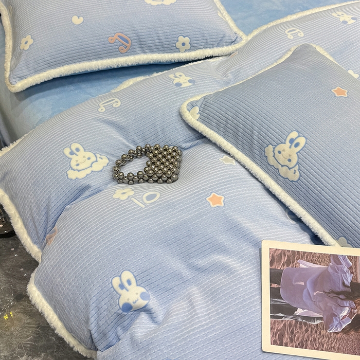 91家纺网 家纺一手货源 找家纺 鹿辉家居（原吉欧力） 2025新款牛奶绒立体雕花兔毛绒包边单品被套 云中小兔