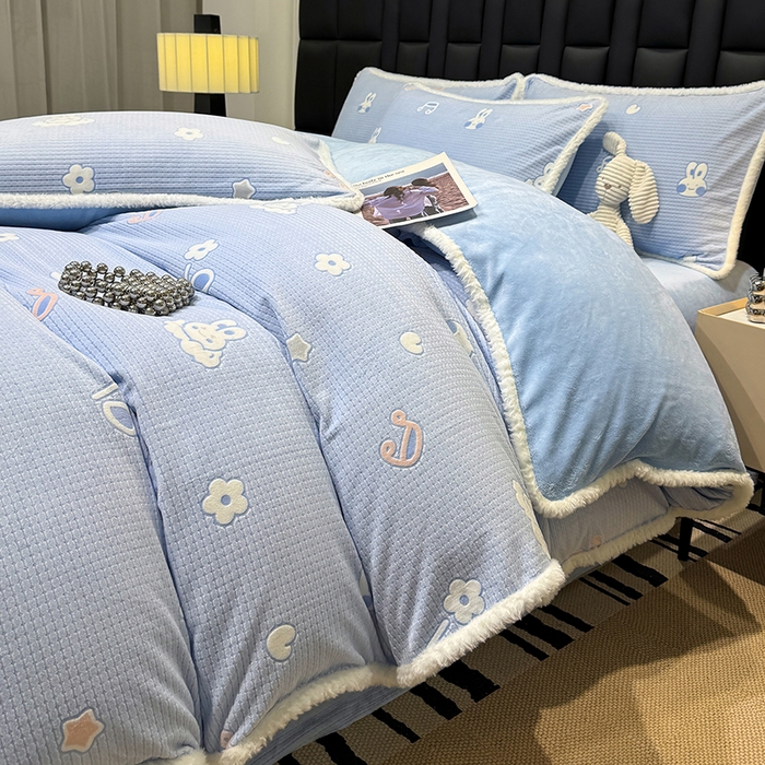 91家纺网 家纺一手货源 找家纺 鹿辉家居（原吉欧力） 2025新款牛奶绒立体雕花兔毛绒包边单品被套 云中小兔