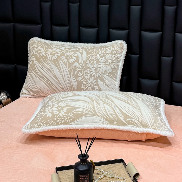 91家纺网 家纺一手货源 找家纺 鹿辉家居（原吉欧力） 2025新款牛奶绒立体雕花兔毛绒包边单品被套 叶仲花