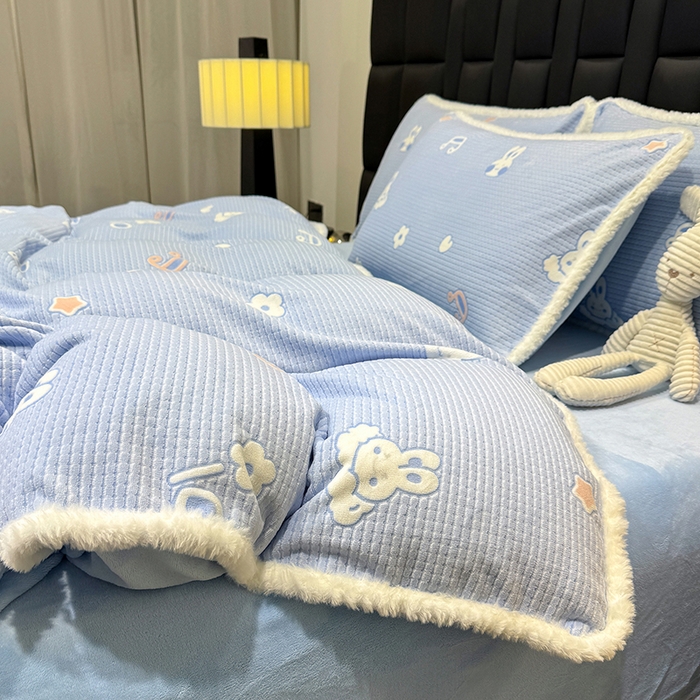 91家纺网 家纺一手货源 找家纺 鹿辉家居（原吉欧力） 2025新款牛奶绒立体雕花兔毛绒包边单品被套 云中小兔