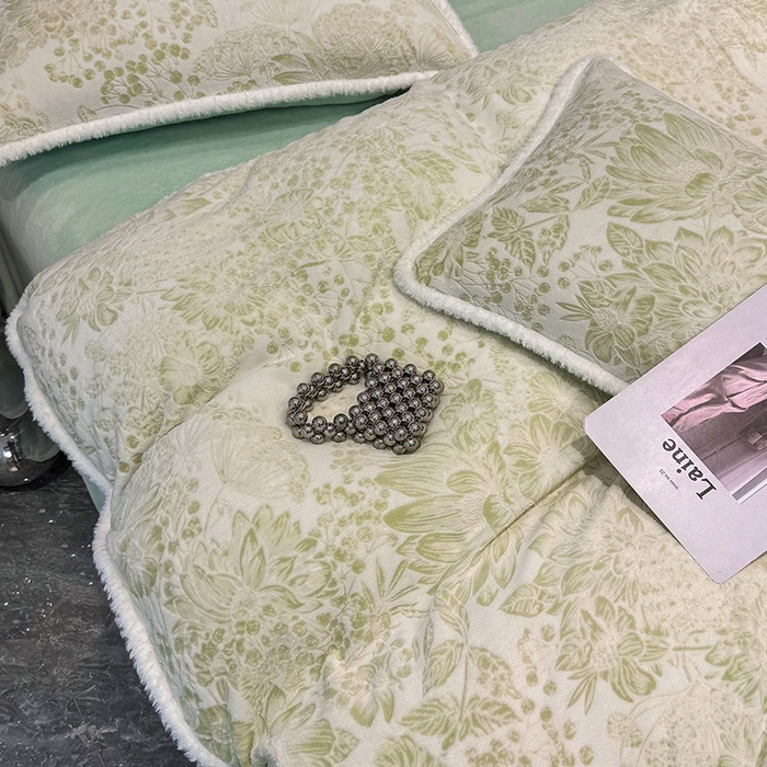 91家纺网 家纺一手货源 找家纺 鹿辉家居（原吉欧力） 2025新款牛奶绒立体雕花兔毛绒包边单品被套 碎花漫语