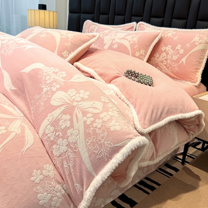 91家纺网 家纺一手货源 找家纺 鹿辉家居（原吉欧力） 2025新款牛奶绒立体雕花兔毛绒包边单品被套 彩带飘飘