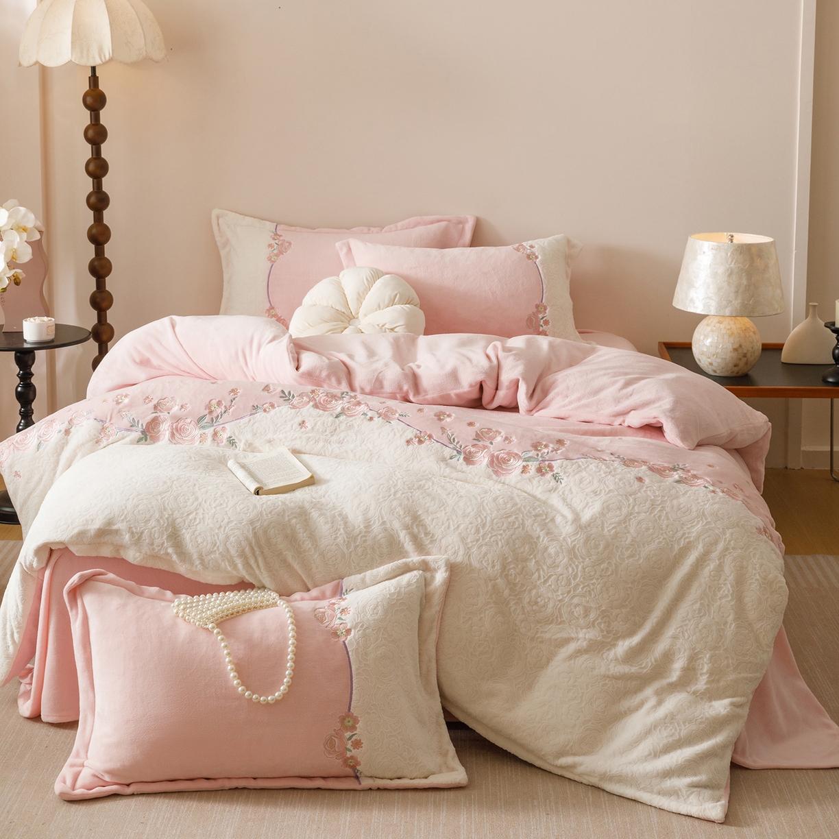 沐棉家居 2025新款拼接绣雕花牛奶绒四件套-花飞舞 花飞舞-粉