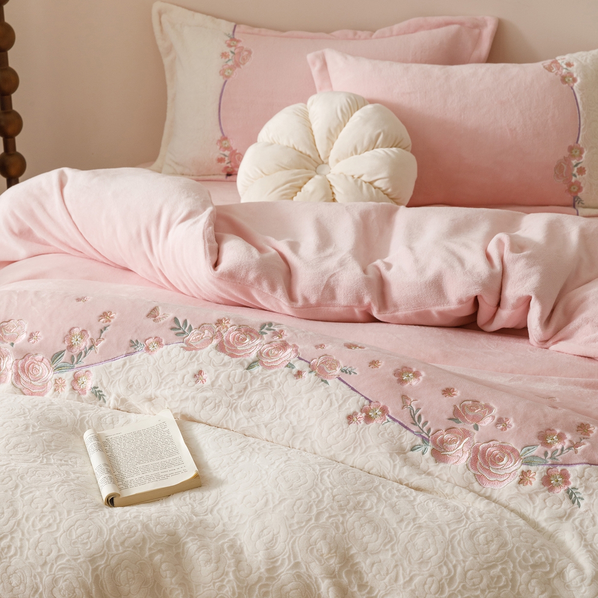 91家纺网 家纺一手货源 找家纺 沐棉家居 2025新款拼接绣雕花牛奶绒四件套-花飞舞 花飞舞-粉