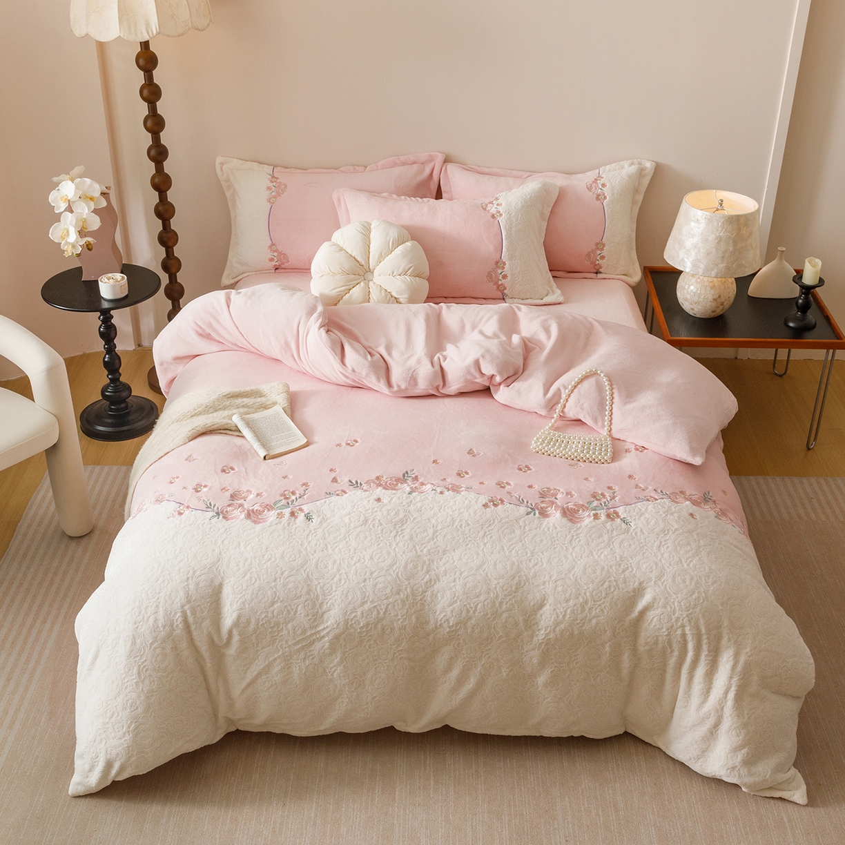 91家纺网 家纺一手货源 找家纺 沐棉家居 2025新款拼接绣雕花牛奶绒四件套-花飞舞 花飞舞-粉