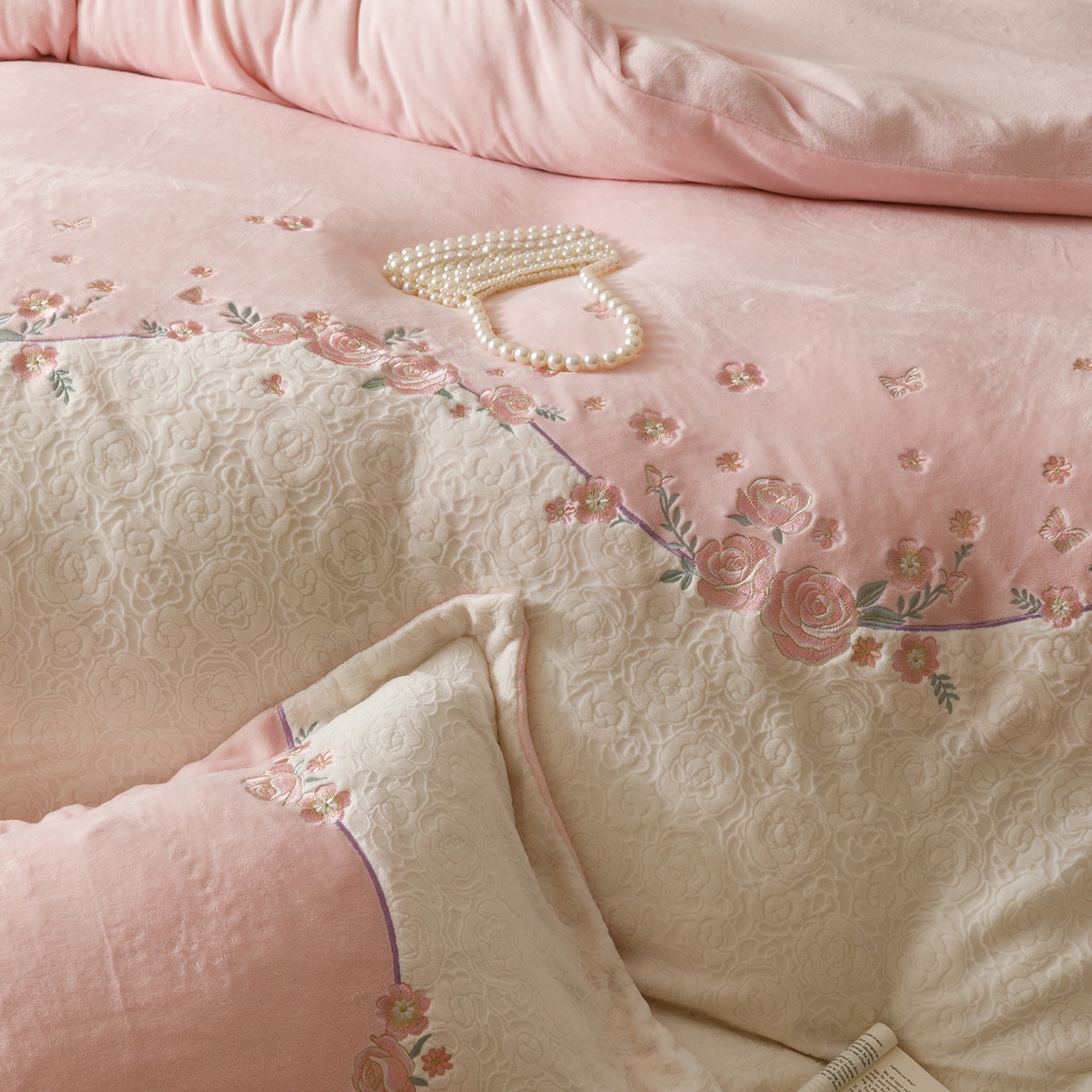 91家纺网 家纺一手货源 找家纺 沐棉家居 2025新款拼接绣雕花牛奶绒四件套-花飞舞 花飞舞-粉