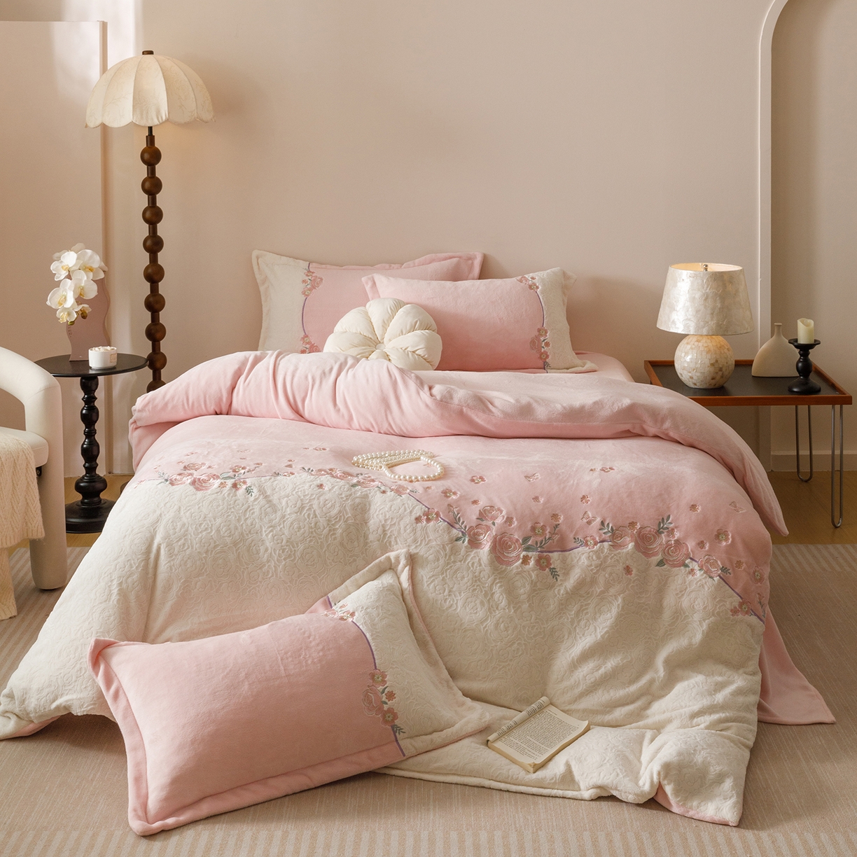 91家纺网 家纺一手货源 找家纺 沐棉家居 2025新款拼接绣雕花牛奶绒四件套-花飞舞 花飞舞-粉