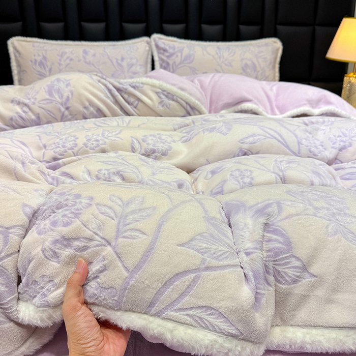 91家纺网 家纺一手货源 找家纺 鹿辉家居（原吉欧力） 2025新款牛奶绒立体雕花兔毛绒包边单品被套 花枝飞舞