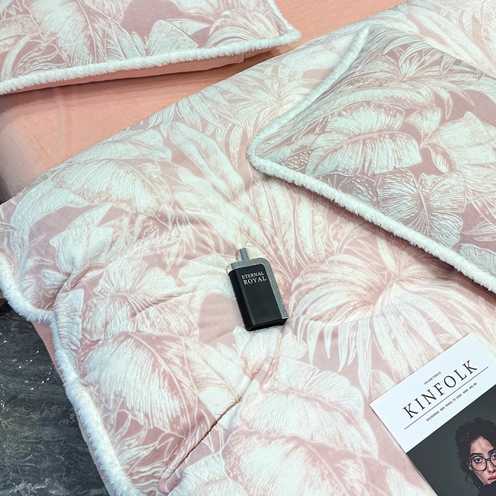 91家纺网 家纺一手货源 找家纺 鹿辉家居（原吉欧力） 2025新款牛奶绒立体雕花兔毛绒包边单品被套 仲夏浪漫