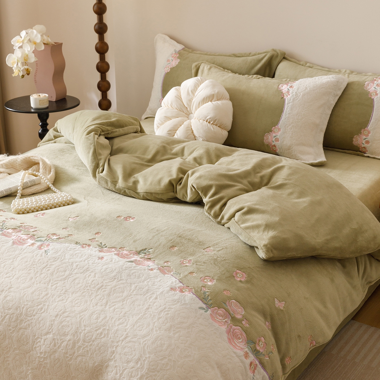 91家纺网 家纺一手货源 找家纺 沐棉家居 2025新款拼接绣雕花牛奶绒四件套-花飞舞 花飞舞-绿