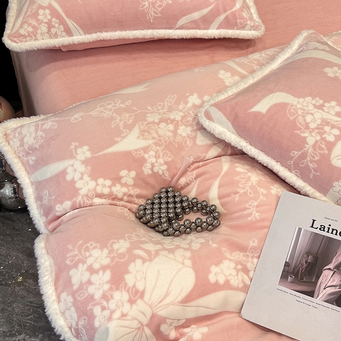91家纺网 家纺一手货源 找家纺 鹿辉家居（原吉欧力） 2025新款牛奶绒立体雕花兔毛绒包边单品被套 彩带飘飘