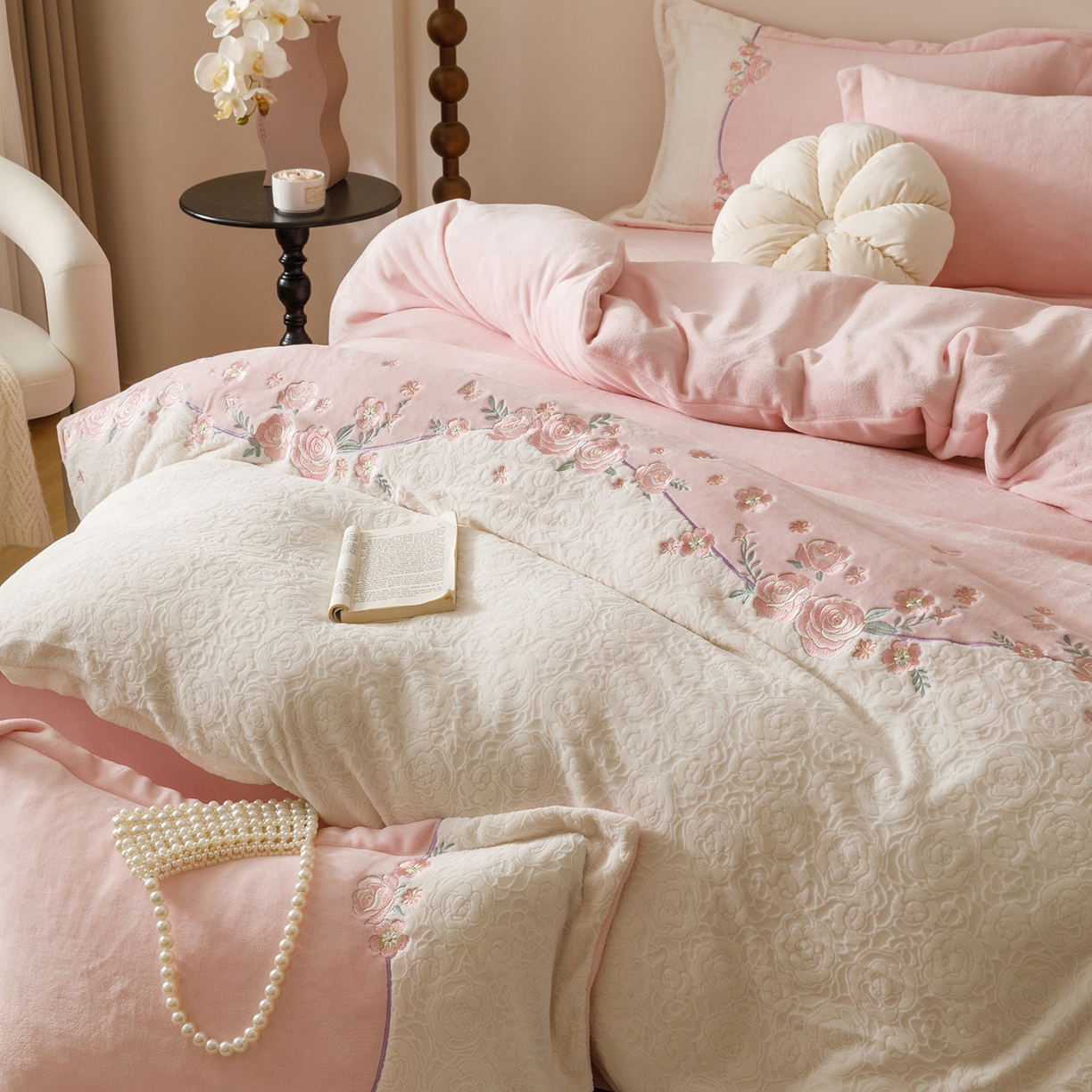 91家纺网 家纺一手货源 找家纺 （总）沐棉家居 2025新款拼接绣雕花牛奶绒四件套-花飞舞