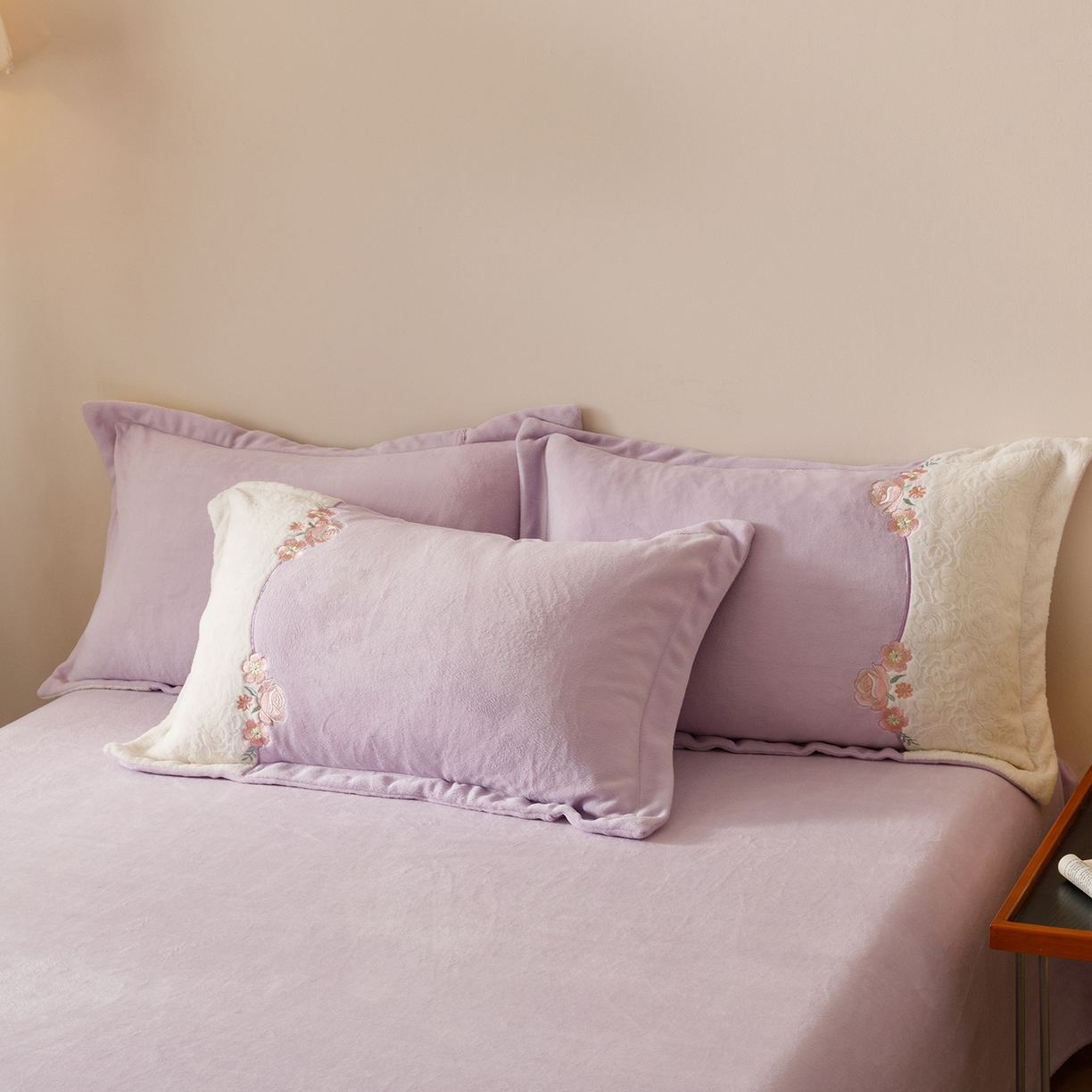 91家纺网 家纺一手货源 找家纺 沐棉家居 2025新款拼接绣雕花牛奶绒四件套-花飞舞 花飞舞-紫