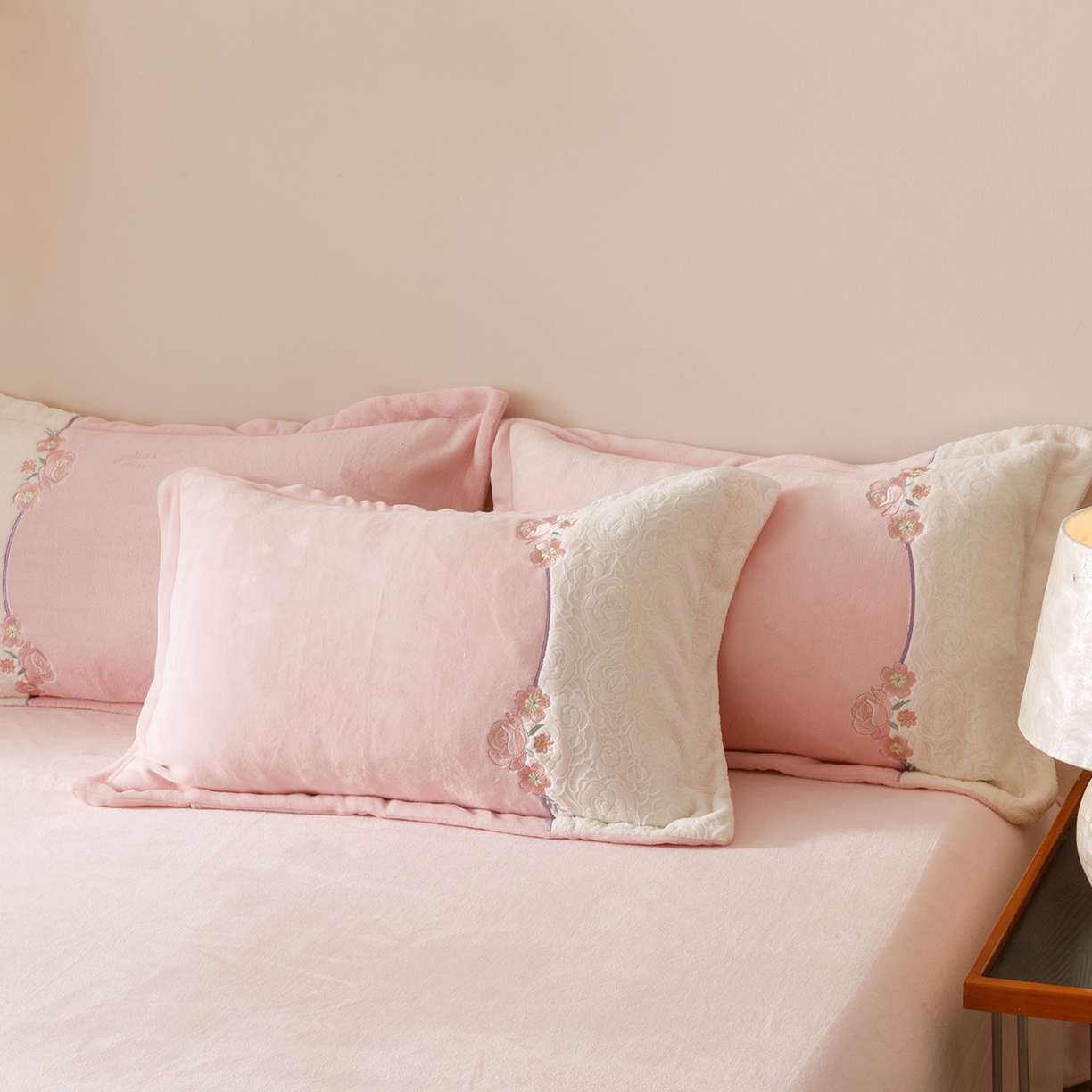 91家纺网 家纺一手货源 找家纺 （总）沐棉家居 2025新款拼接绣雕花牛奶绒四件套-花飞舞