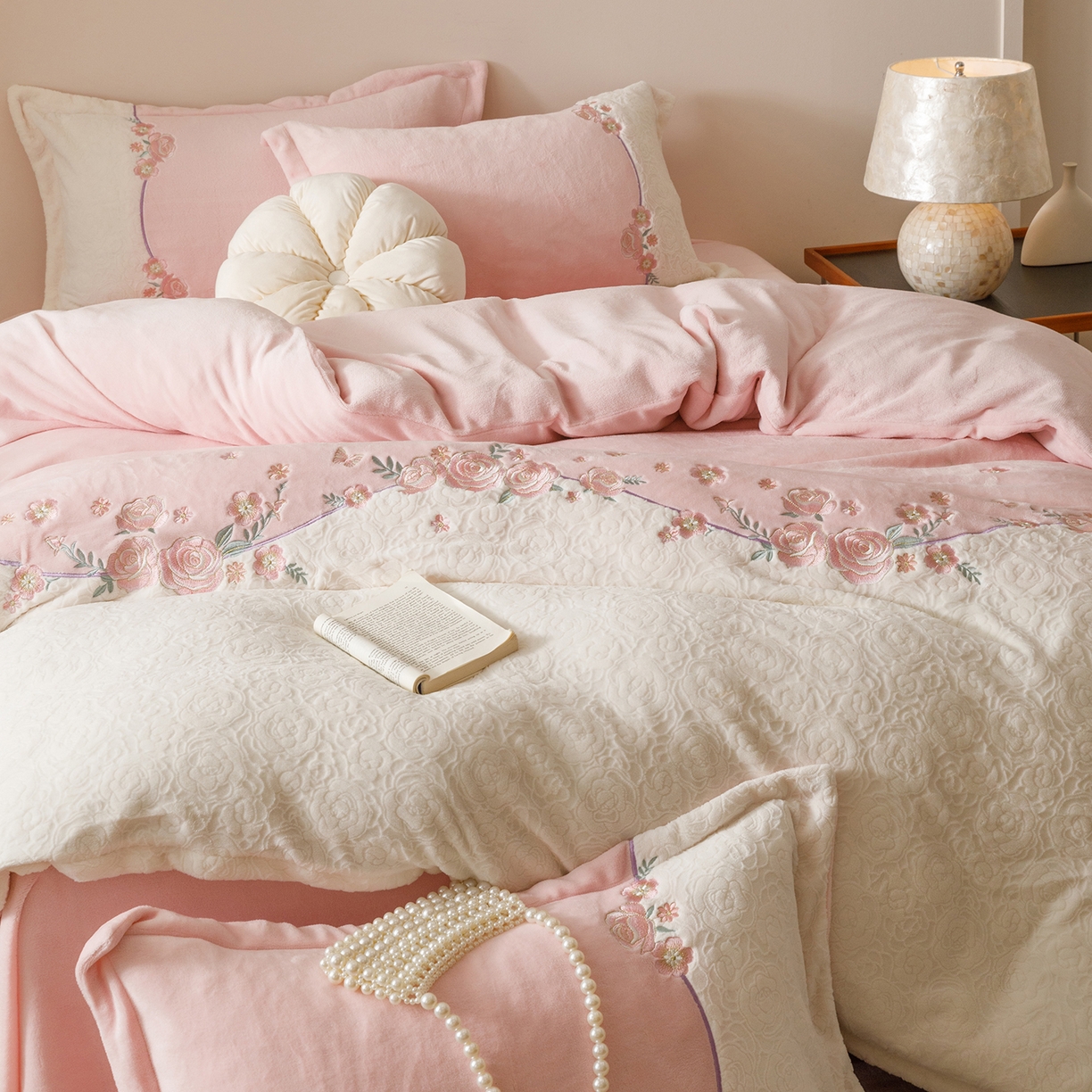 91家纺网 家纺一手货源 找家纺 沐棉家居 2025新款拼接绣雕花牛奶绒四件套-花飞舞 花飞舞-粉