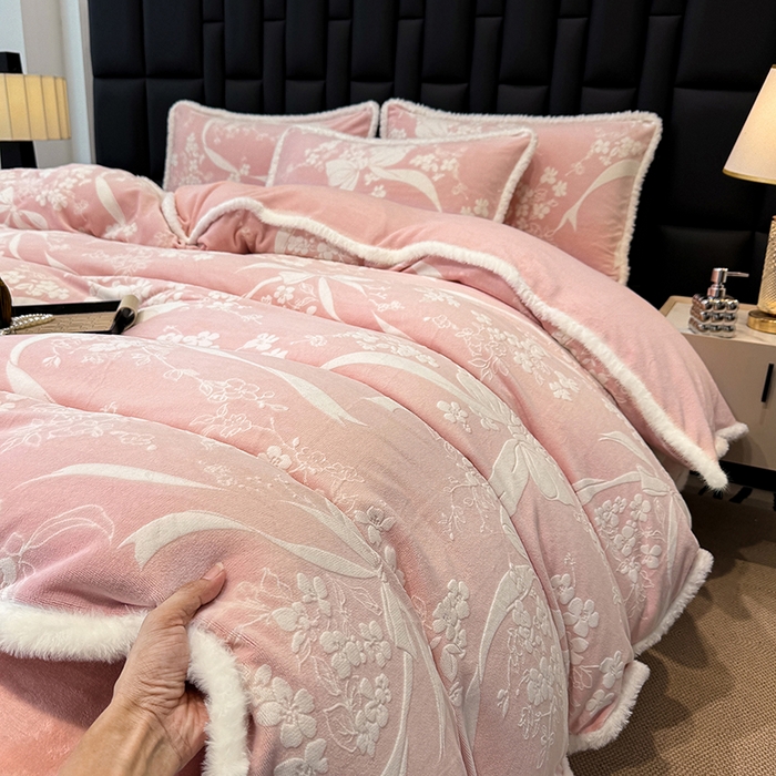 91家纺网 家纺一手货源 找家纺 鹿辉家居（原吉欧力） 2025新款牛奶绒立体雕花兔毛绒包边单品被套 彩带飘飘