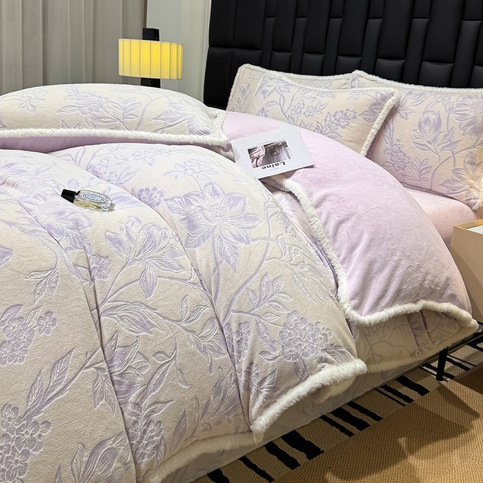 91家纺网 家纺一手货源 找家纺 鹿辉家居（原吉欧力） 2025新款牛奶绒立体雕花兔毛绒包边单品被套 花枝飞舞