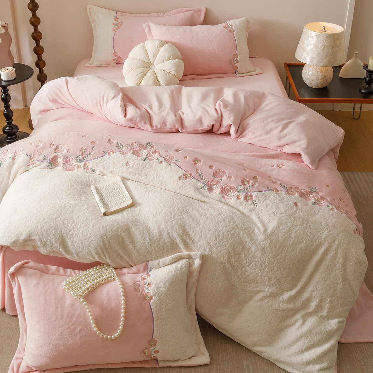 91家纺网 家纺一手货源 找家纺 沐棉家居 2025新款拼接绣雕花牛奶绒四件套-花飞舞 花飞舞-粉