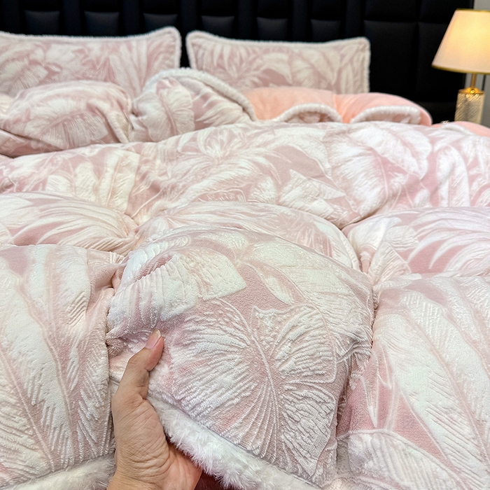 91家纺网 家纺一手货源 找家纺 鹿辉家居（原吉欧力） 2025新款牛奶绒立体雕花兔毛绒包边单品被套 仲夏浪漫