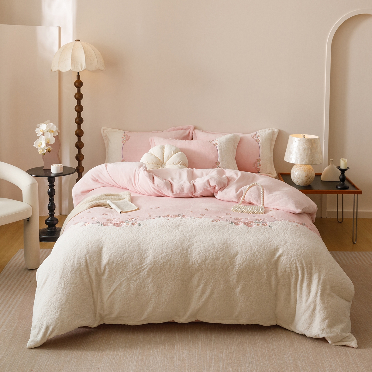 91家纺网 家纺一手货源 找家纺 （总）沐棉家居 2025新款拼接绣雕花牛奶绒四件套-花飞舞