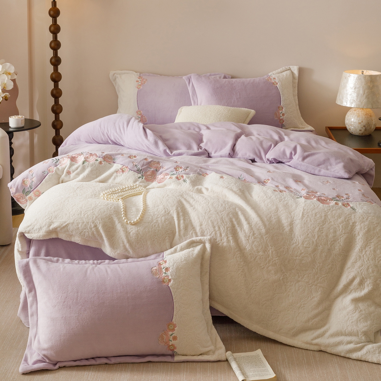 91家纺网 家纺一手货源 找家纺 沐棉家居 2025新款拼接绣雕花牛奶绒四件套-花飞舞 花飞舞-紫