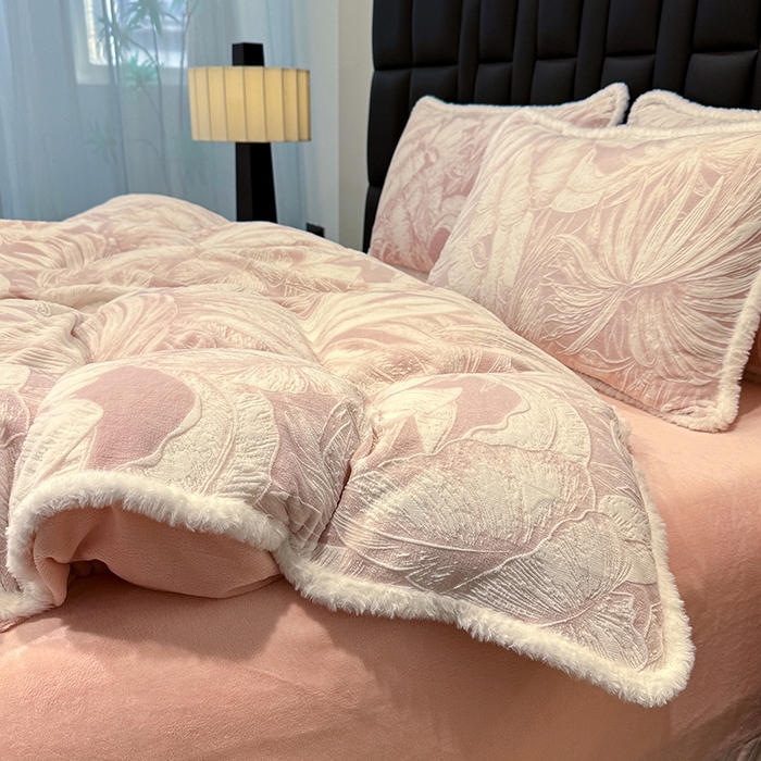 91家纺网 家纺一手货源 找家纺 鹿辉家居（原吉欧力） 2025新款牛奶绒立体雕花兔毛绒包边单品被套 仲夏浪漫