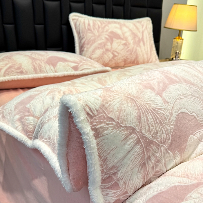 91家纺网 家纺一手货源 找家纺 鹿辉家居（原吉欧力） 2025新款牛奶绒立体雕花兔毛绒包边单品被套 仲夏浪漫