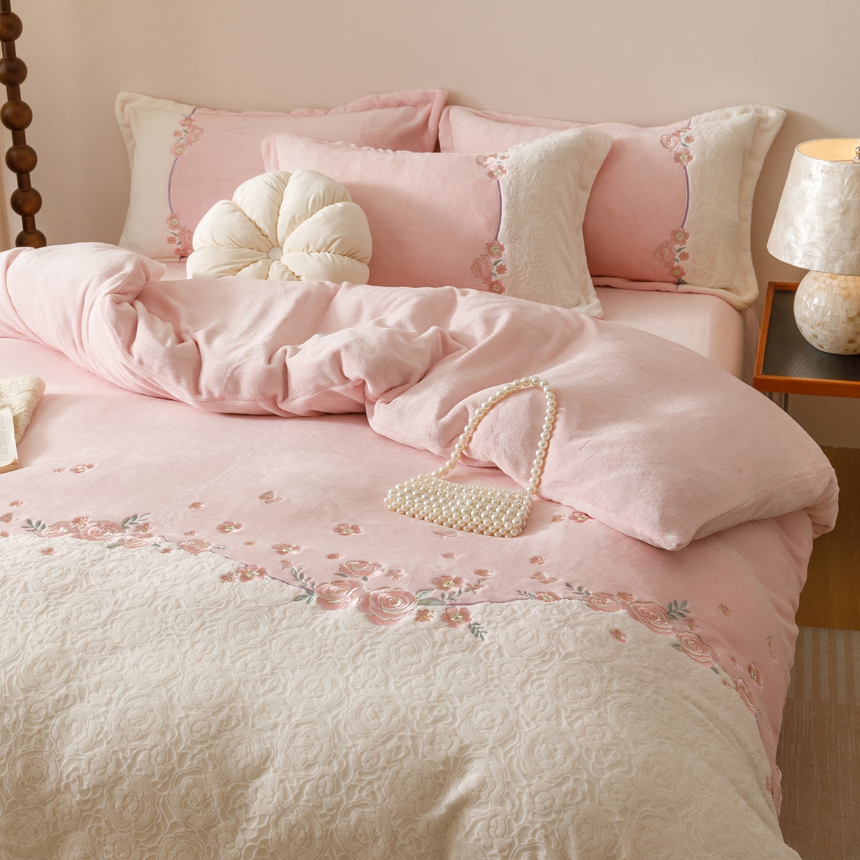 91家纺网 家纺一手货源 找家纺 （总）沐棉家居 2025新款拼接绣雕花牛奶绒四件套-花飞舞