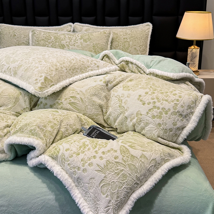 91家纺网 家纺一手货源 找家纺 鹿辉家居（原吉欧力） 2025新款牛奶绒立体雕花兔毛绒包边单品被套 碎花漫语