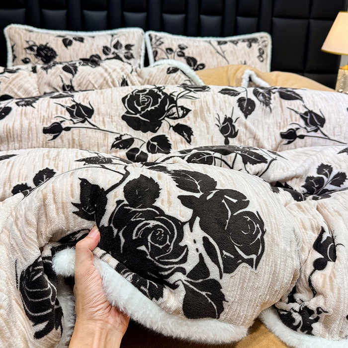 91家纺网 家纺一手货源 找家纺 鹿辉家居（原吉欧力） 2025新款牛奶绒立体雕花兔毛绒包边单品被套 古韵花香