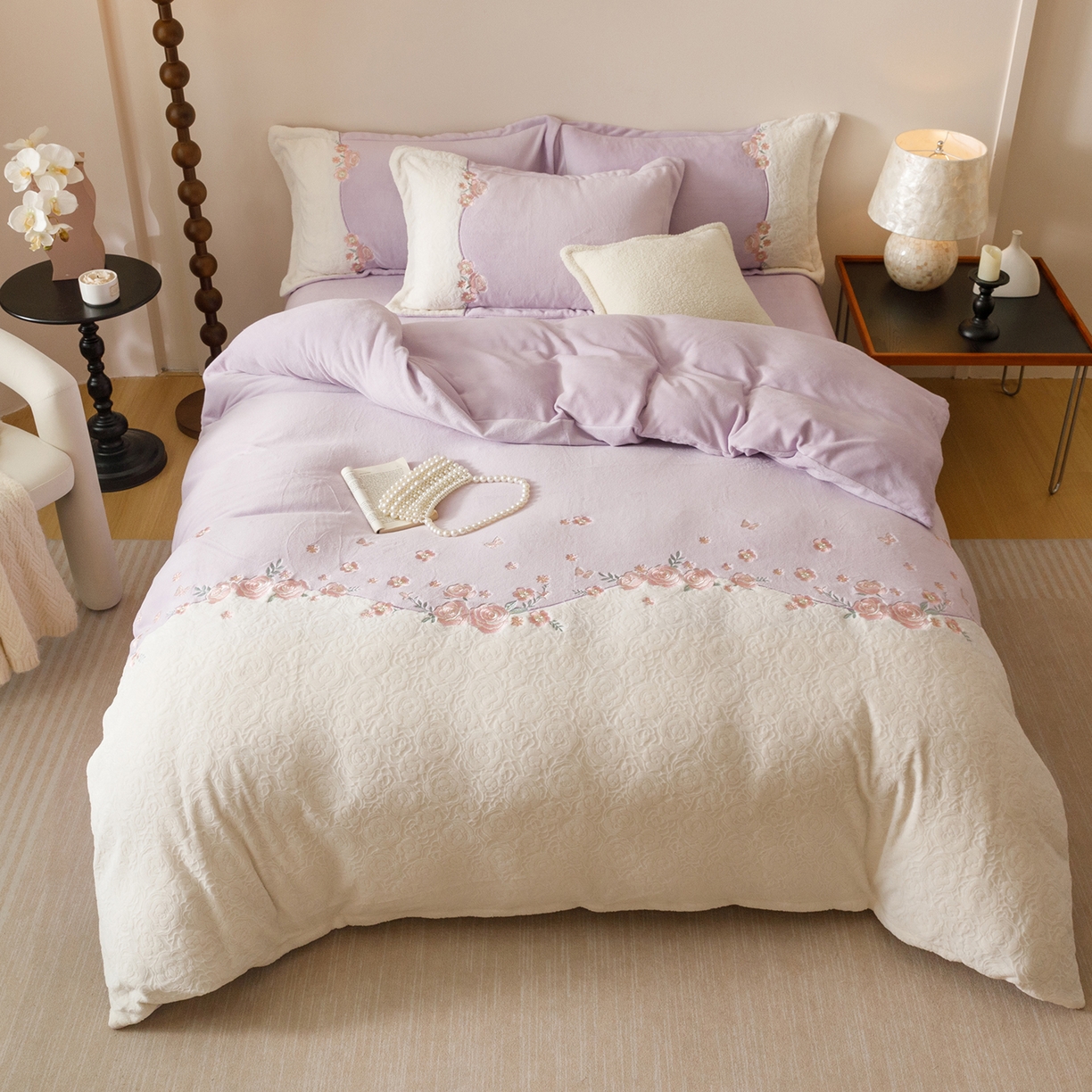 91家纺网 家纺一手货源 找家纺 沐棉家居 2025新款拼接绣雕花牛奶绒四件套-花飞舞 花飞舞-紫