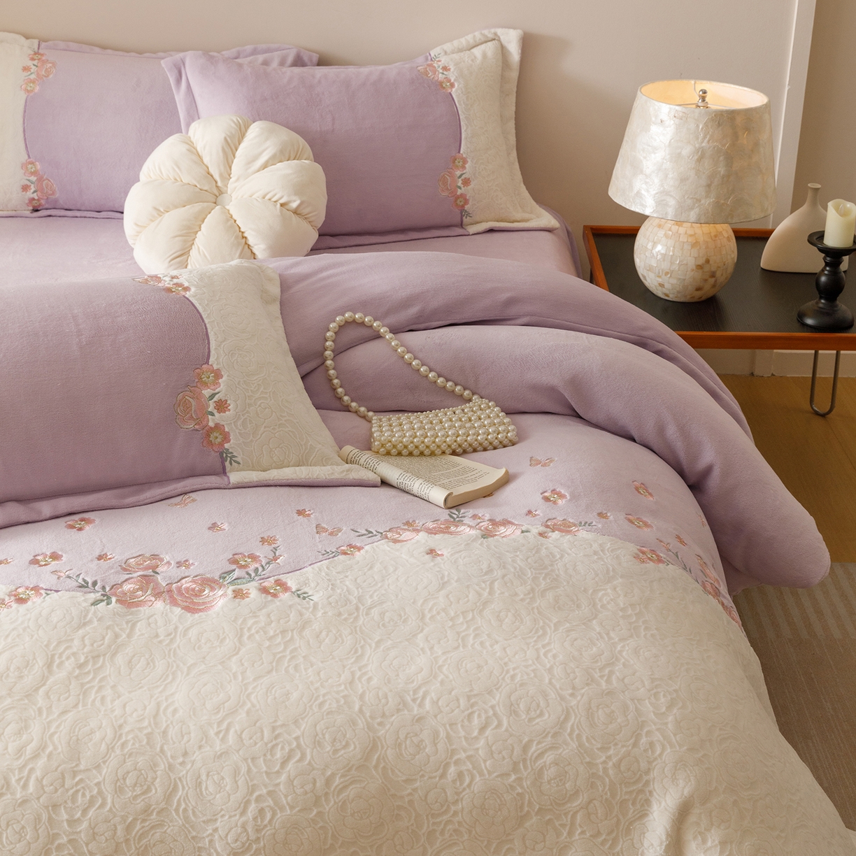 91家纺网 家纺一手货源 找家纺 沐棉家居 2025新款拼接绣雕花牛奶绒四件套-花飞舞 花飞舞-紫