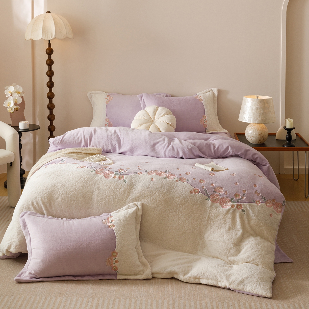 91家纺网 家纺一手货源 找家纺 沐棉家居 2025新款拼接绣雕花牛奶绒四件套-花飞舞 花飞舞-紫