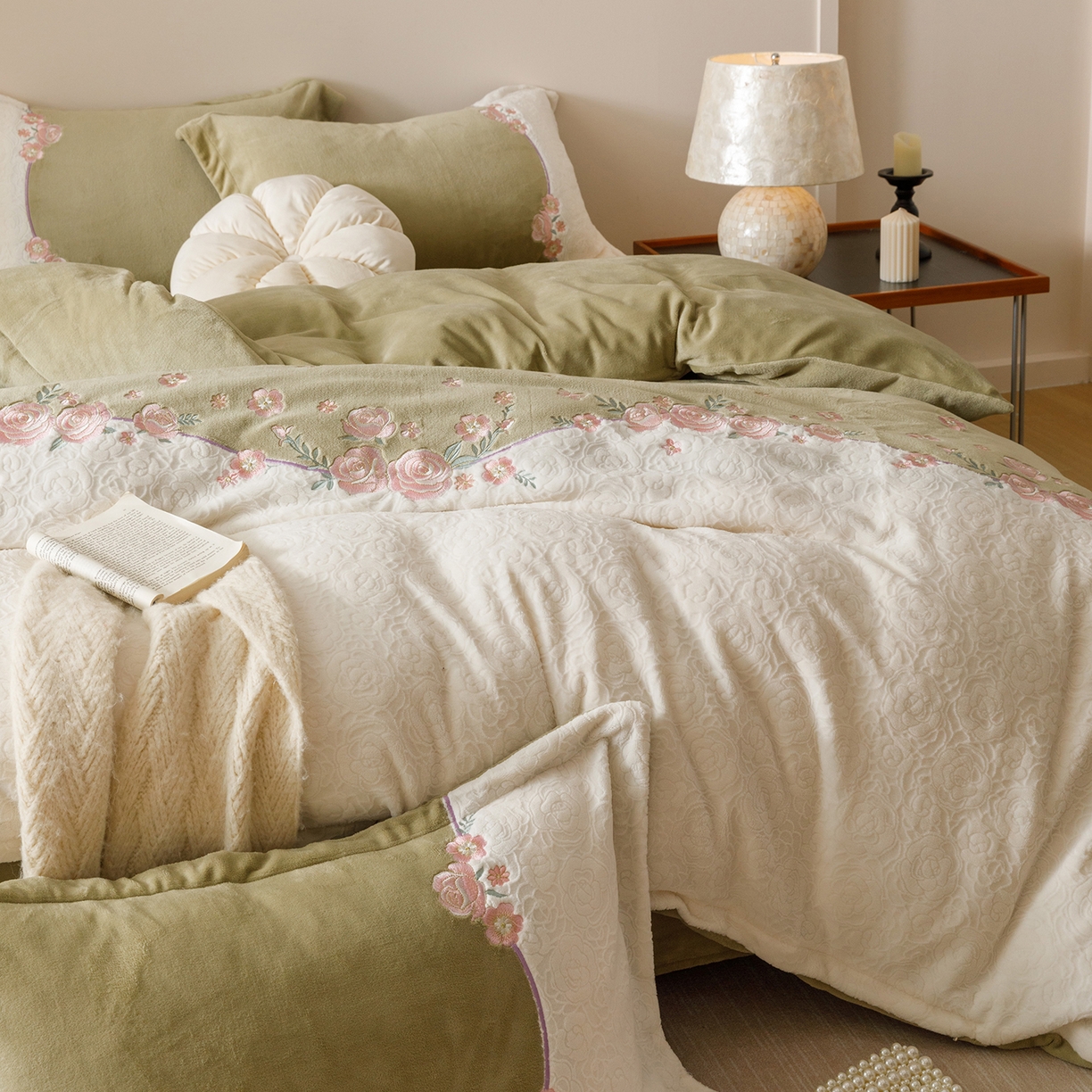 91家纺网 家纺一手货源 找家纺 沐棉家居 2025新款拼接绣雕花牛奶绒四件套-花飞舞 花飞舞-绿