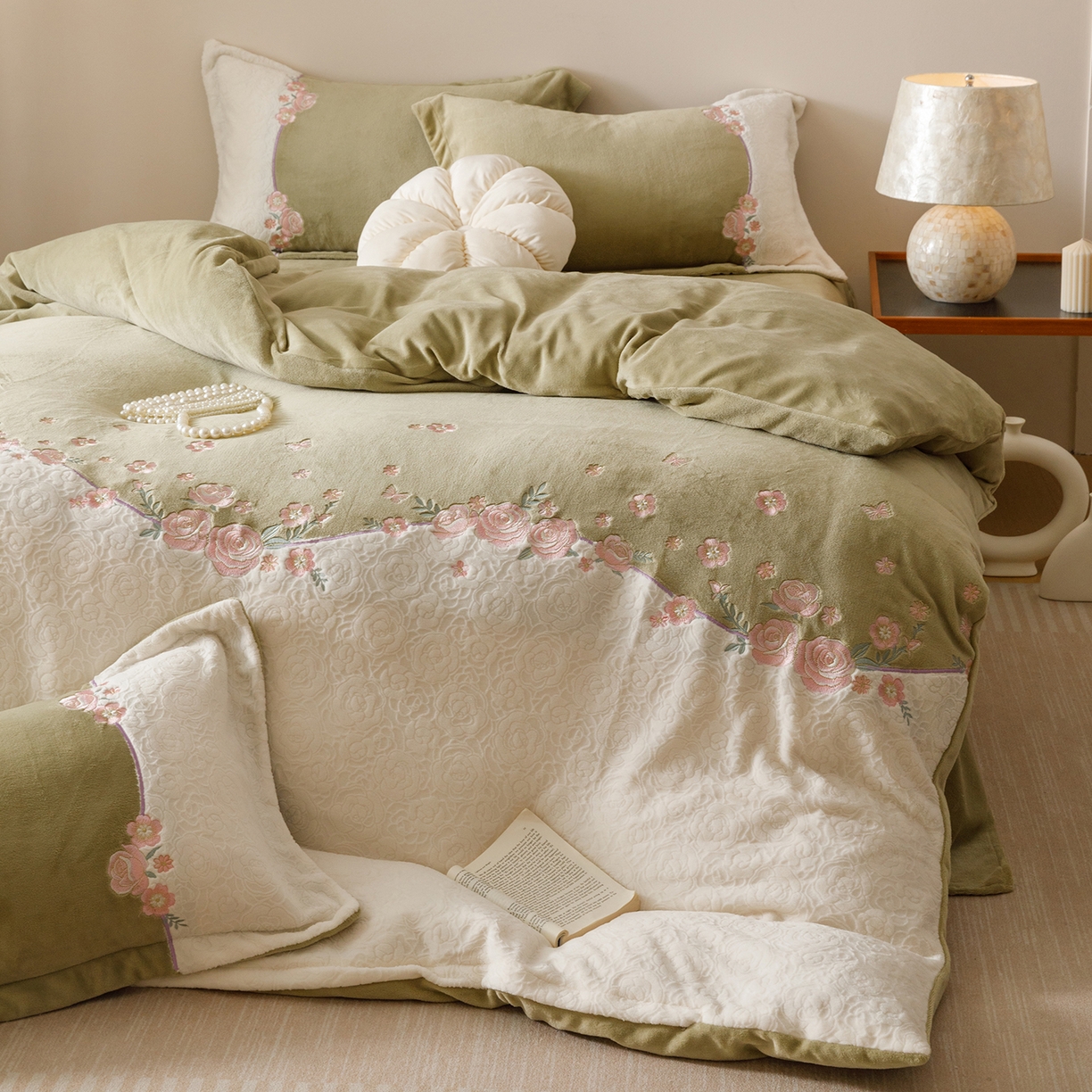 91家纺网 家纺一手货源 找家纺 沐棉家居 2025新款拼接绣雕花牛奶绒四件套-花飞舞 花飞舞-绿