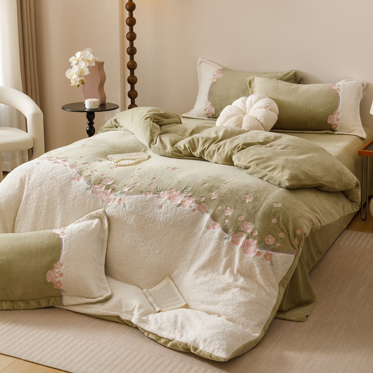 91家纺网 家纺一手货源 找家纺 沐棉家居 2025新款拼接绣雕花牛奶绒四件套-花飞舞 花飞舞-绿