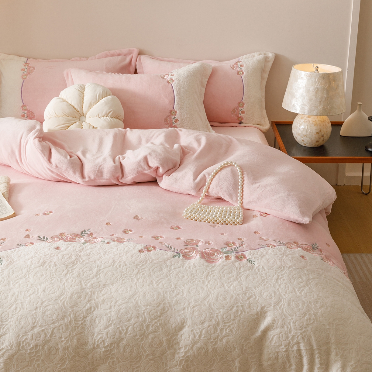 91家纺网 家纺一手货源 找家纺 （总）沐棉家居 2025新款拼接绣雕花牛奶绒四件套-花飞舞