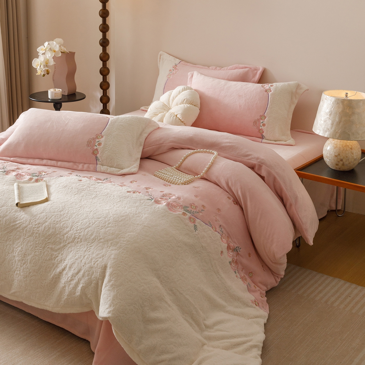 91家纺网 家纺一手货源 找家纺 （总）沐棉家居 2025新款拼接绣雕花牛奶绒四件套-花飞舞