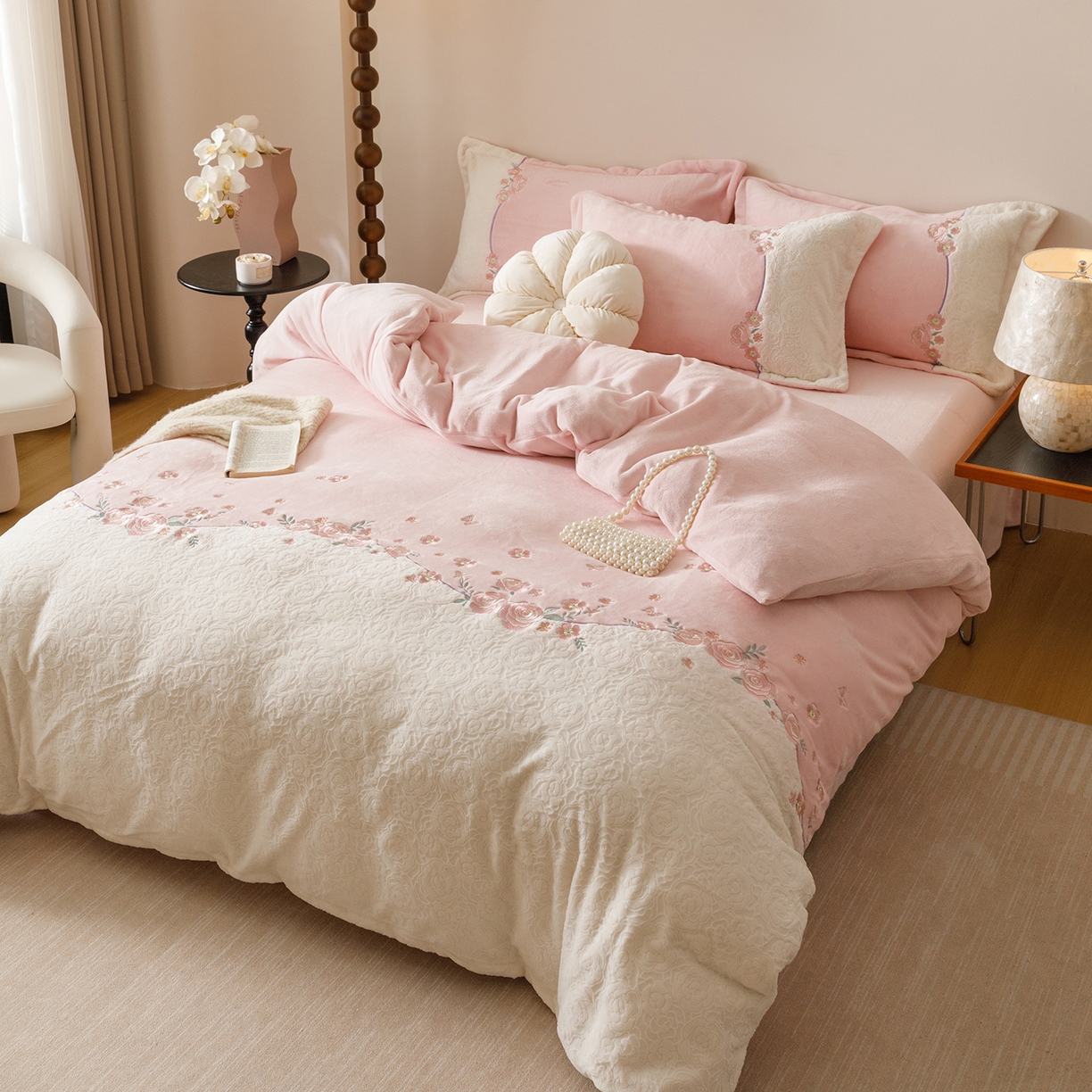 91家纺网 家纺一手货源 找家纺 （总）沐棉家居 2025新款拼接绣雕花牛奶绒四件套-花飞舞