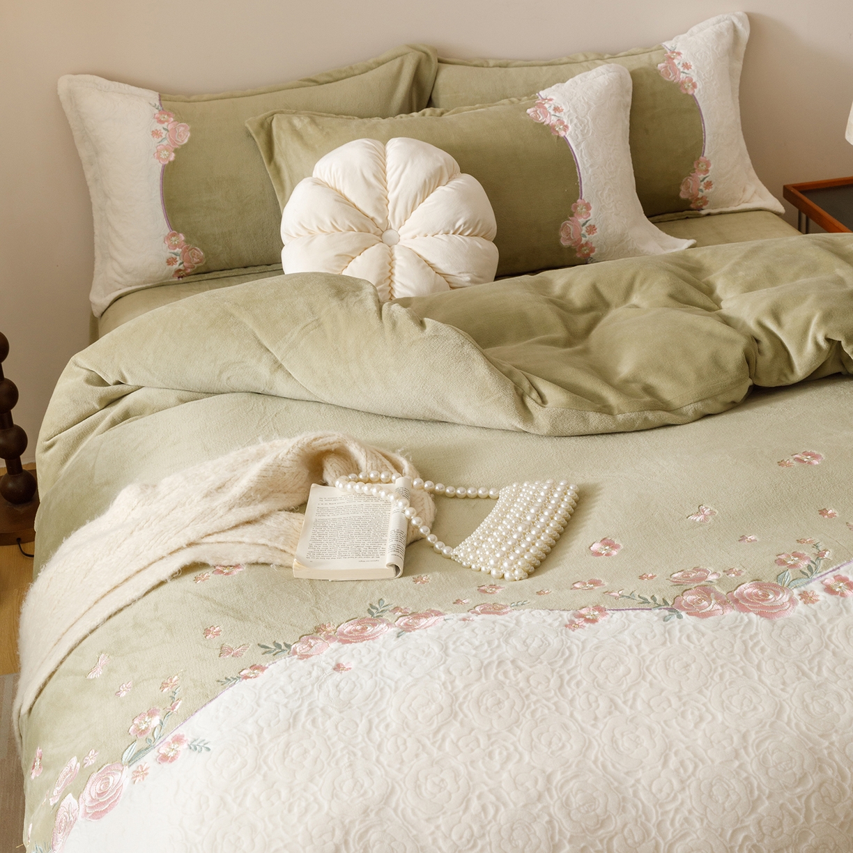 91家纺网 家纺一手货源 找家纺 沐棉家居 2025新款拼接绣雕花牛奶绒四件套-花飞舞 花飞舞-绿