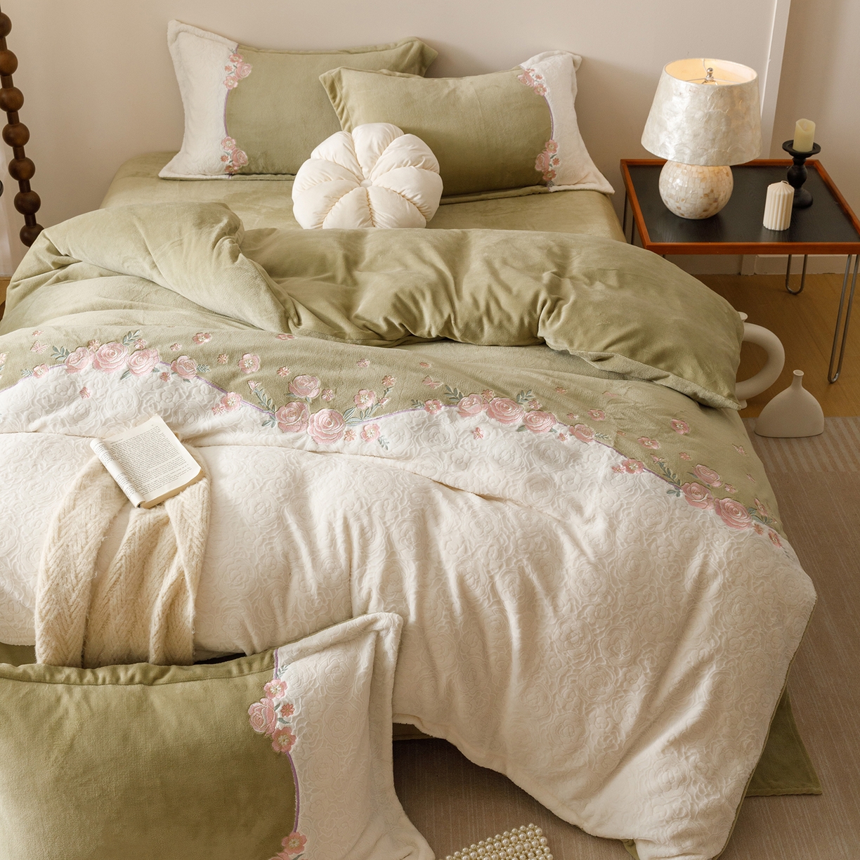 91家纺网 家纺一手货源 找家纺 沐棉家居 2025新款拼接绣雕花牛奶绒四件套-花飞舞 花飞舞-绿