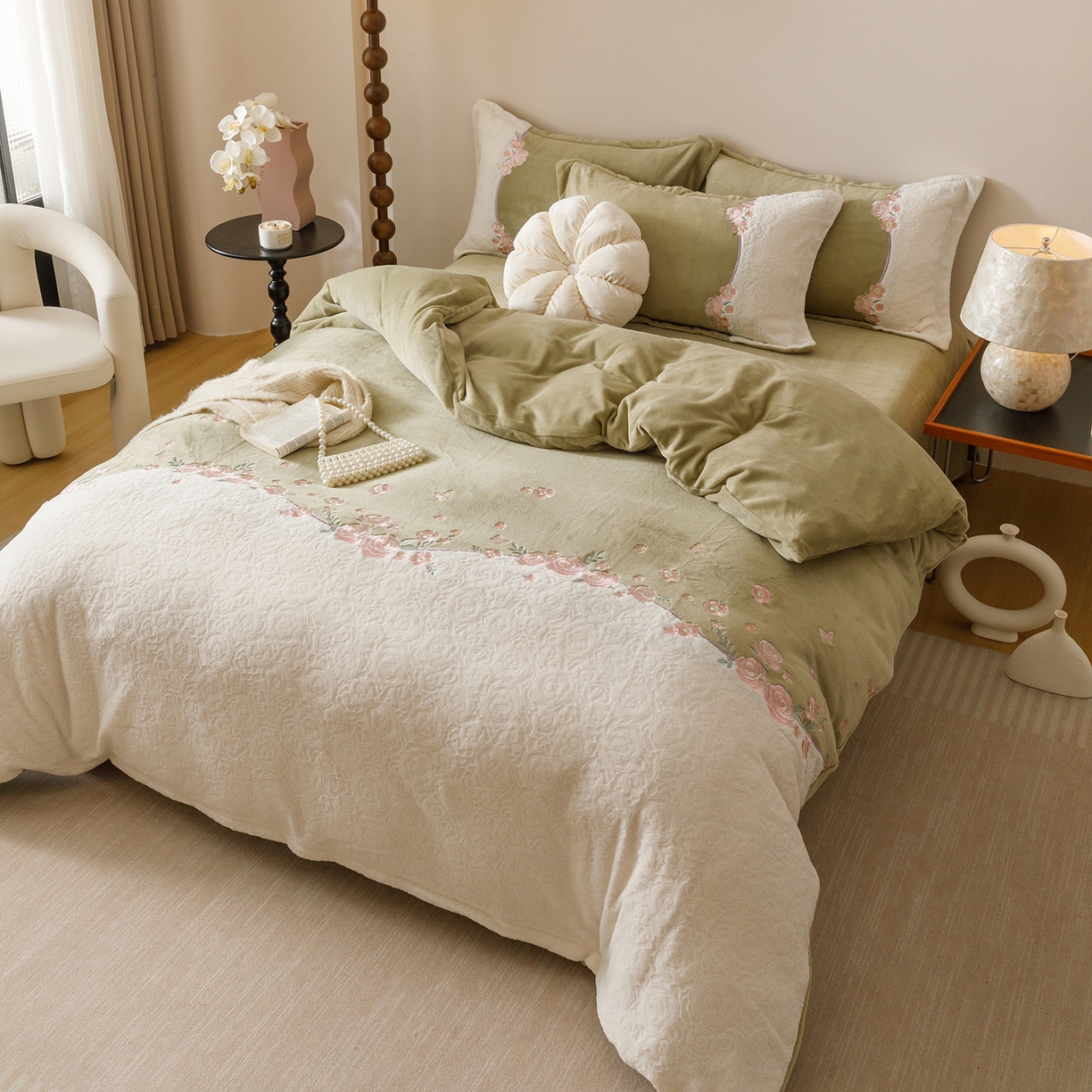 91家纺网 家纺一手货源 找家纺 沐棉家居 2025新款拼接绣雕花牛奶绒四件套-花飞舞 花飞舞-绿