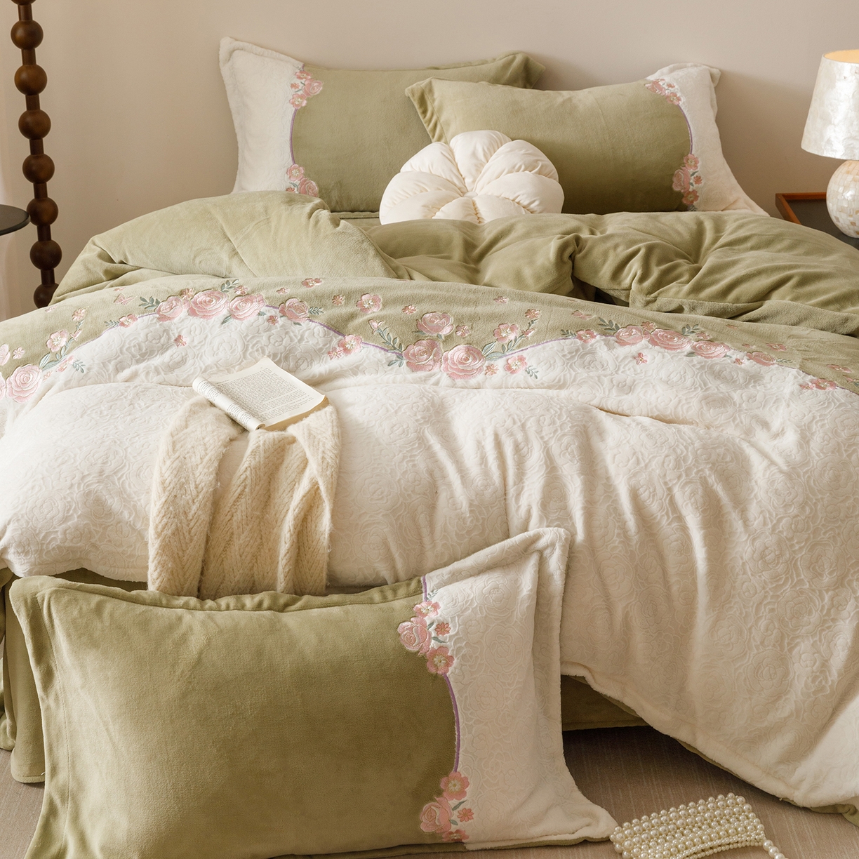 沐棉家居 2025新款拼接绣雕花牛奶绒四件套-花飞舞 花飞舞-绿