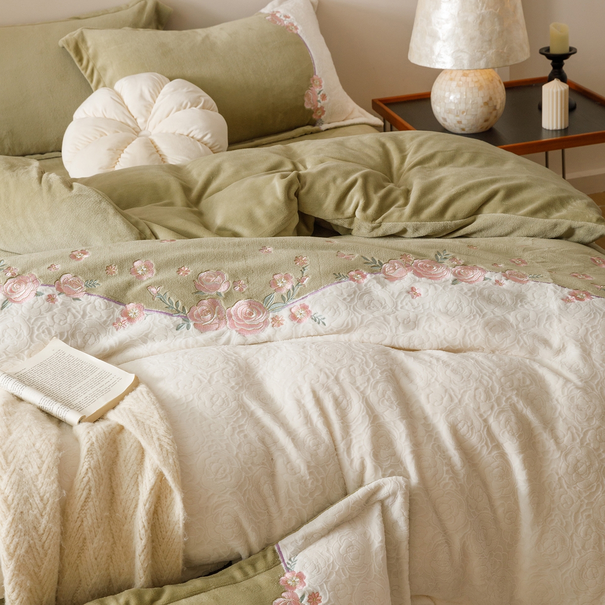 91家纺网 家纺一手货源 找家纺 沐棉家居 2025新款拼接绣雕花牛奶绒四件套-花飞舞 花飞舞-绿