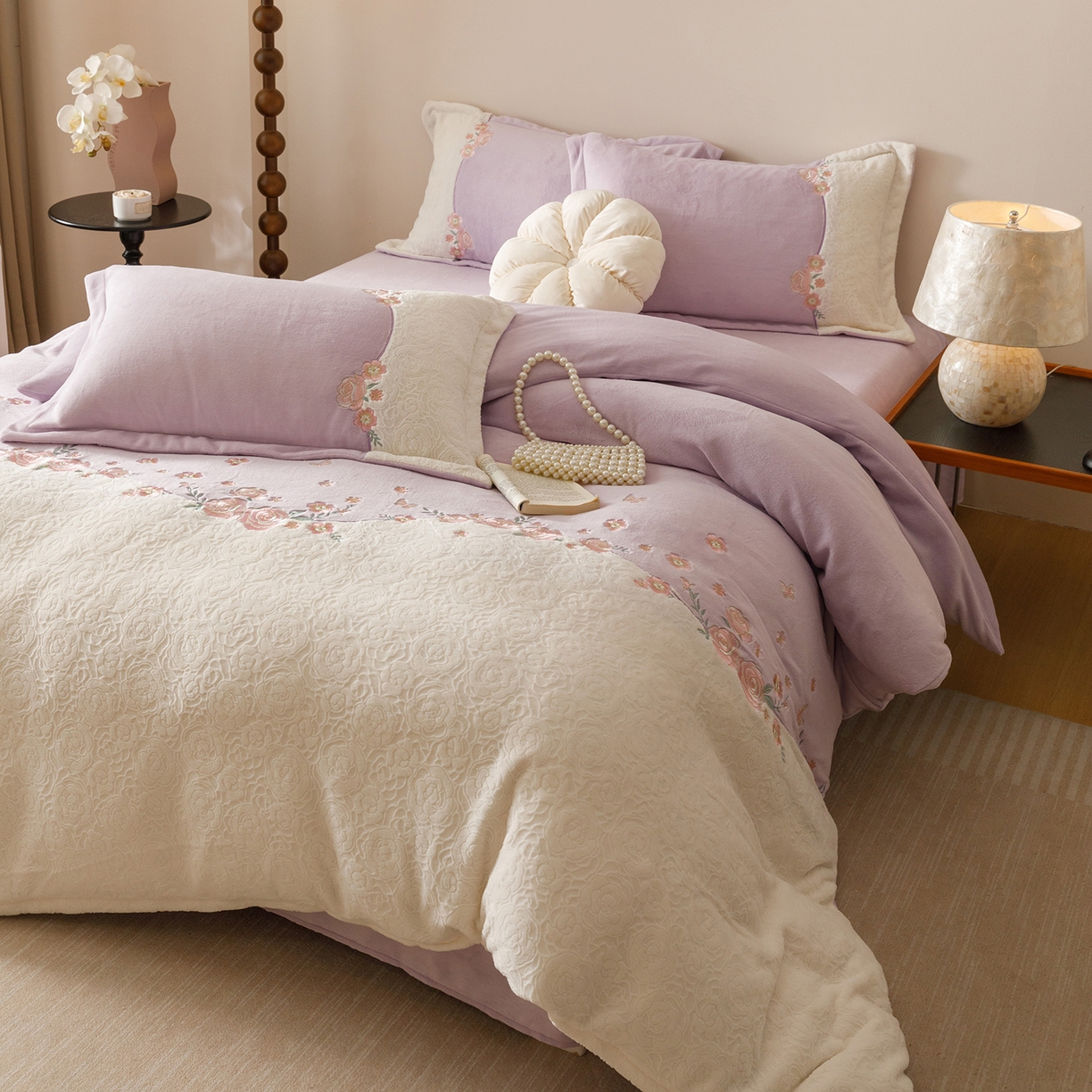 91家纺网 家纺一手货源 找家纺 沐棉家居 2025新款拼接绣雕花牛奶绒四件套-花飞舞 花飞舞-紫